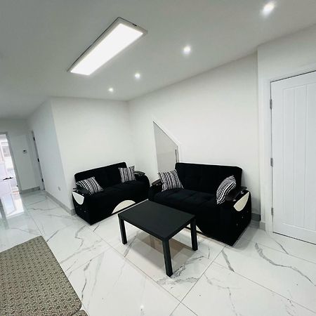 93 New Road Apartment Harmondsworth Exterior photo