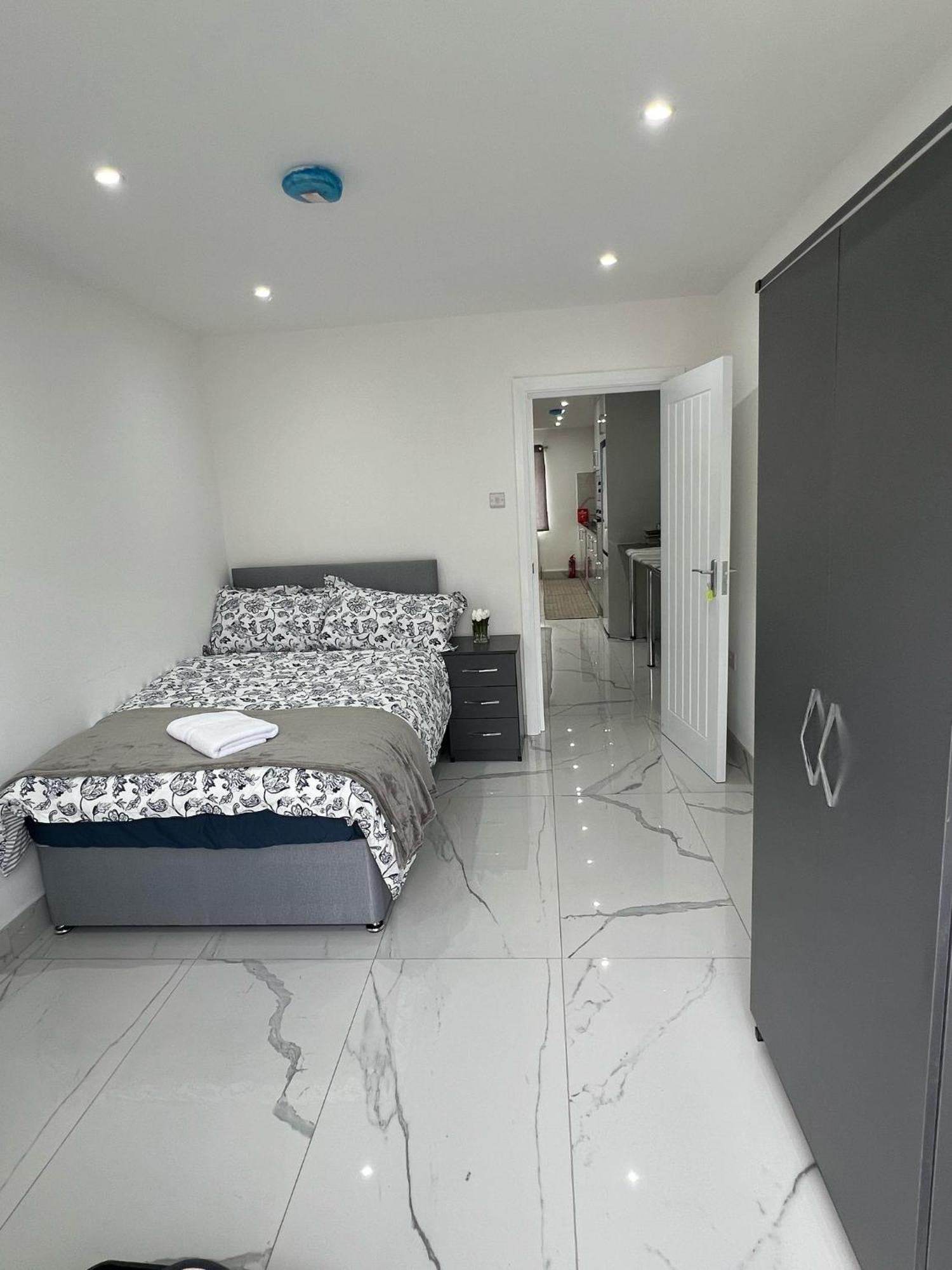 93 New Road Apartment Harmondsworth Exterior photo